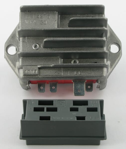 Regulator de tensiune 7362402